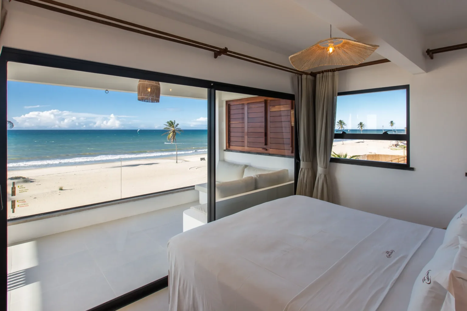 Sea-view bedroom in a beachfront apartment at Windtown Cumbuco with a view over the beach